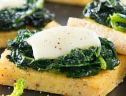 Bruschette z polenty z czarną kapustą i serem Asiago DOP