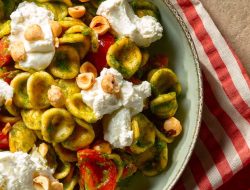 Orecchiette z pesto z rukoli, pomidorami, kruszonymi orzechami laskowymi i serkiem robiola