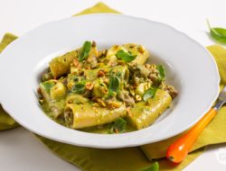 Paccheri z pistacjowym pesto, włoską kiełbasą i serem provola