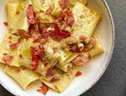 Makaron ze stracchino, speckiem i pesto