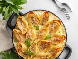 Conchiglioni wypełnione salsiccią i friarielli