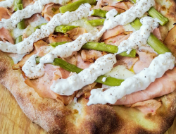 Focaccia bianca ze szparagami, piersią z indyka i stracciatellą💚