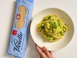 Pasta con zucchine, menta e limone