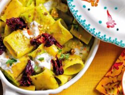 Pasta tiepida, pesto di friggitelli, stracciatella e peproni cruschi